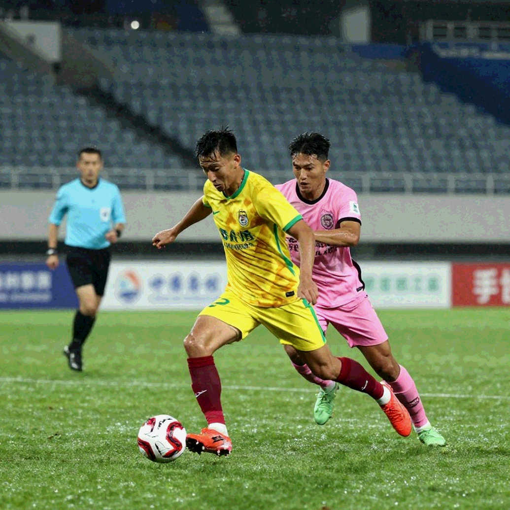 Cánh biên V.League đang hẹp dần: Khi cầu thủ chạy cánh đảo vào và cái giá của một lối chơi đồng nhất