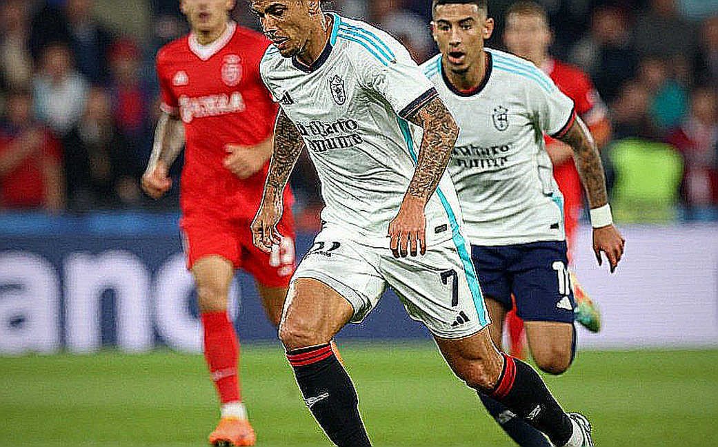 Chiếc áo số 7 bị xé khỏi tủ: Giải phẫu 48 giờ sụp đổ của Ruud Gullit tại Newcastle Chiếc áo số 7 bị xé khỏi tủ: Giải phẫu 48 giờ sụp đổ của Ruud Gullit tại Newcastle