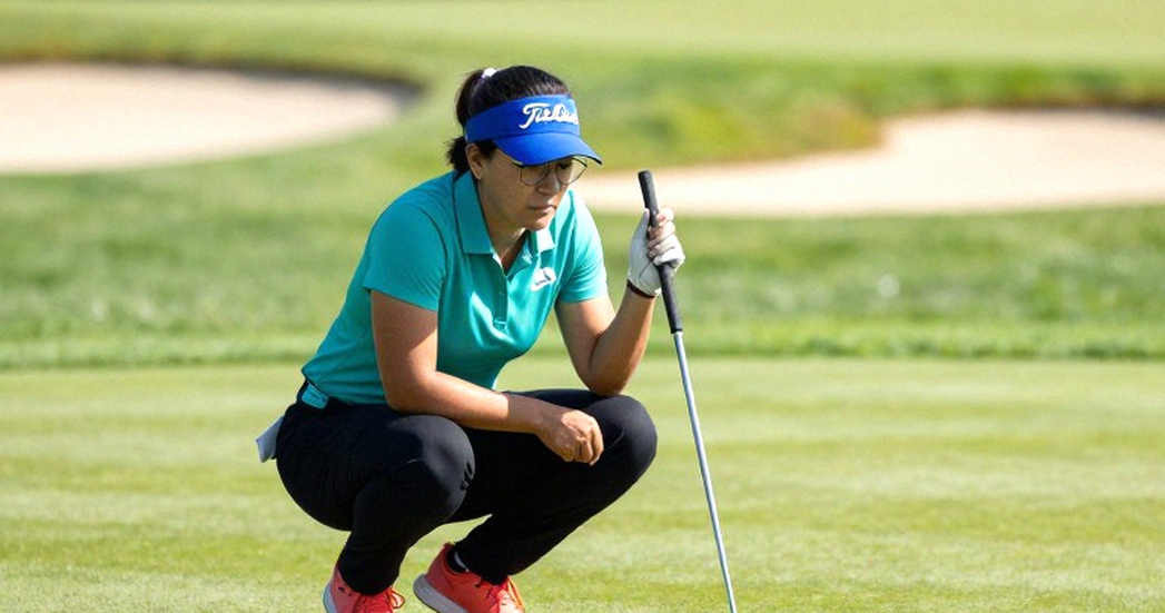 Cú Flop Shot: Khi Debbie Doniger Dạy Người Mới Cách Nhìn Thẳng Vào Sự Thật Về Cú Đánh Khó Nhất Sân Golf