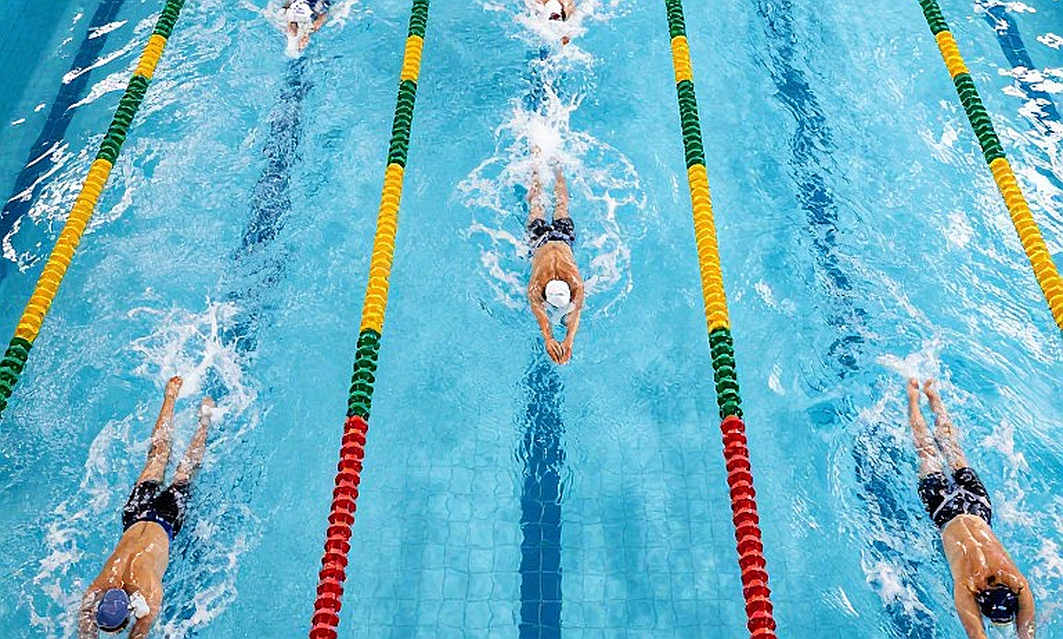 Ben Armbruster bơi 22.00 giây tại vòng loại 50m bướm, phá kỷ lục quốc gia Australia và kỷ lục mọi đối thủ trên đất Australia