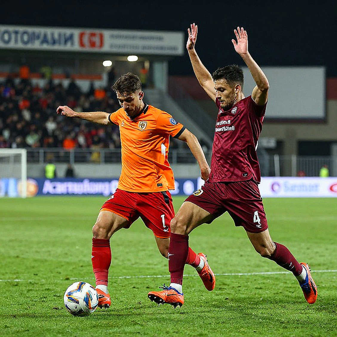 Bản hợp đồng ba năm không có giá: đọc kỳ chuyển nhượng V.League qua những gì không được công bố