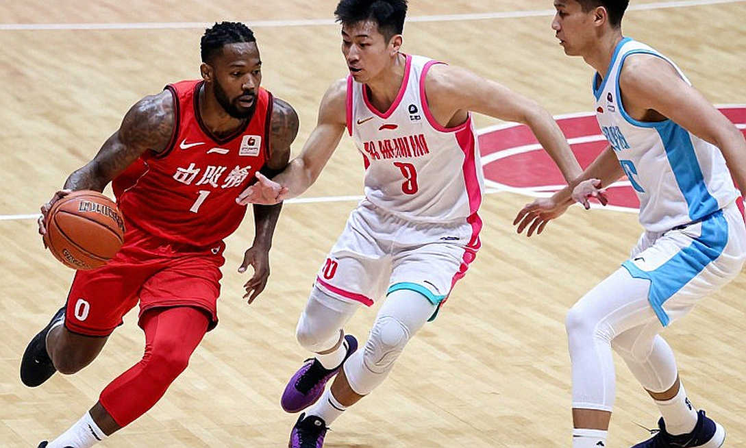 Ba trung vệ ở V.League và cái giá của sự thận trọng